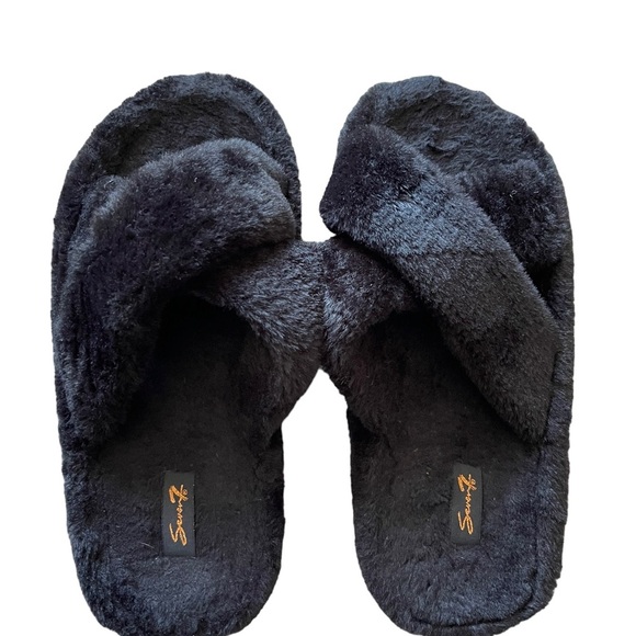 Shoes - Seven7 Black crisscross slippers